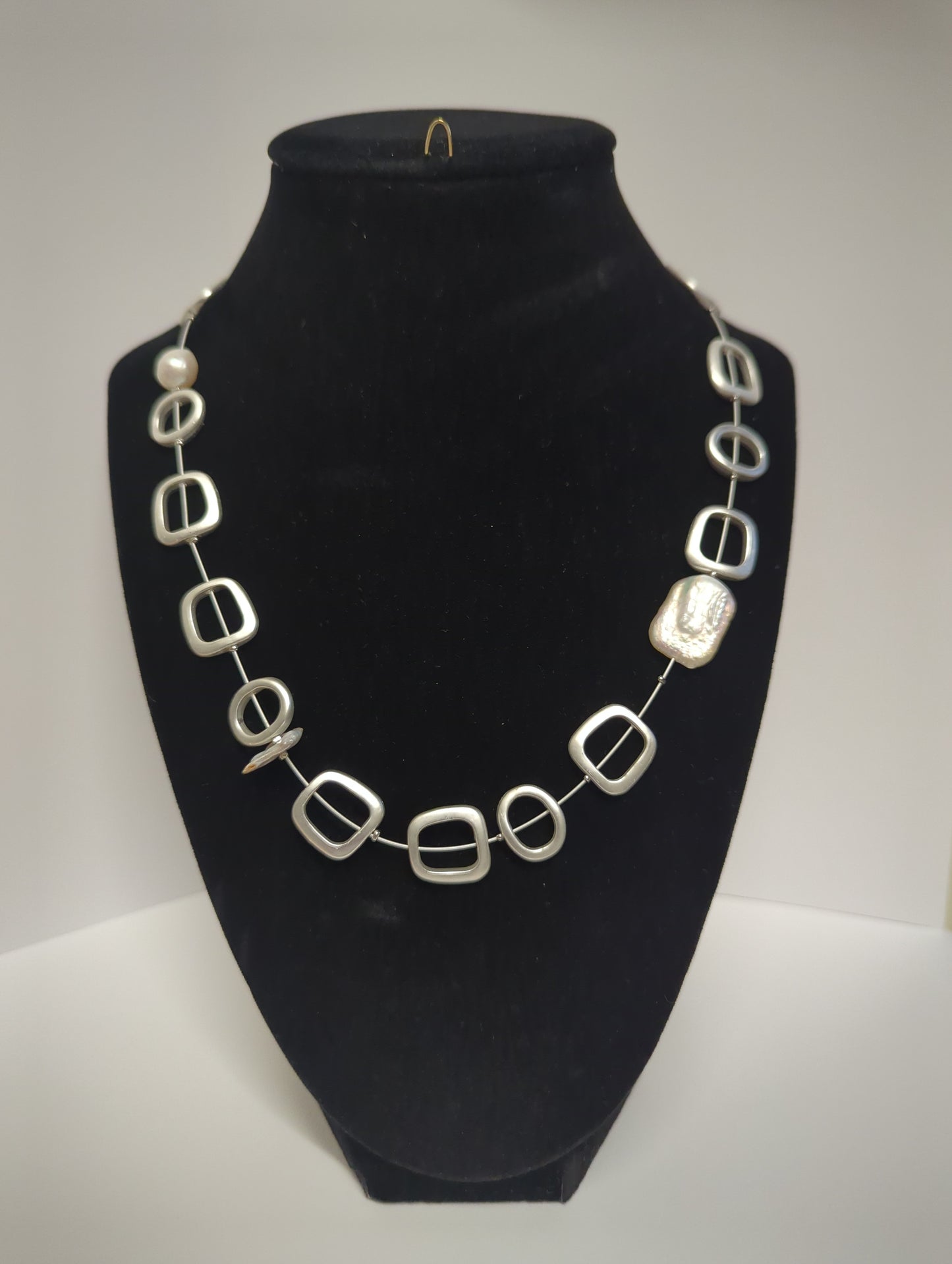 SEA LILY SILVER SQUARES, OVAL RINGS AND FRESHWATER BIWA PEARLS NECKLACE