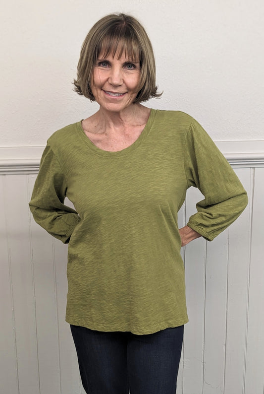 MODODOC 3/4 LENGTH SHIRRED SLEEVE SCOOP NECK TOP