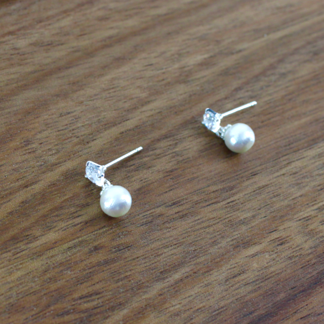 COMPRESSED COTTON PEARL EARRINGS