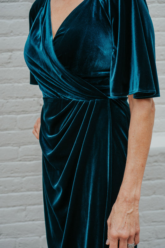MAGGY LONDON FLUTTER SLEEVE WRAP DRESS