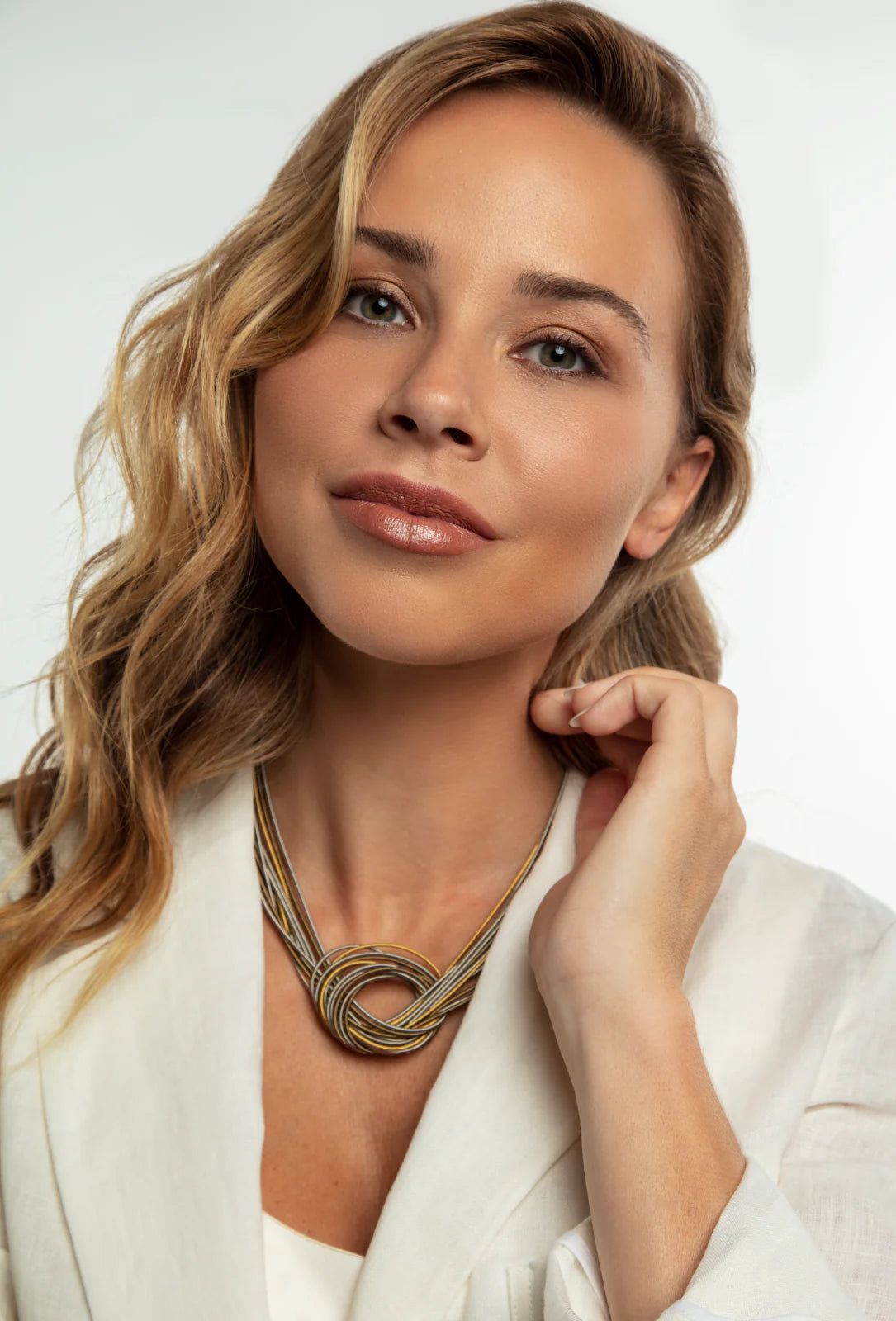 SEA LILY MULTICOLOR LARGE KNOT PIANO WIRE NECKLACE